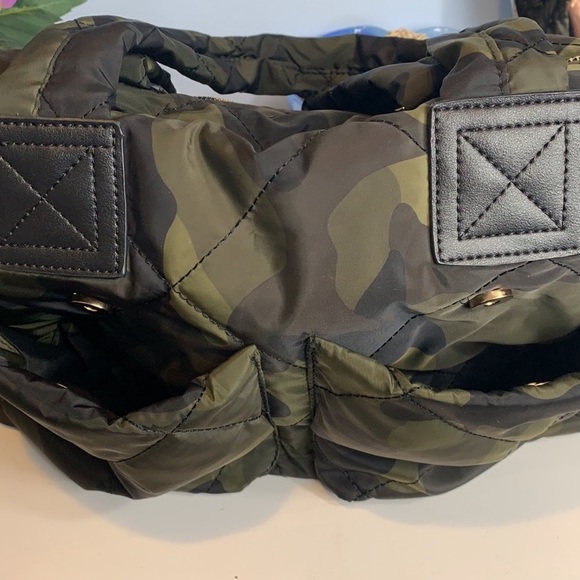 🔥 RESTOCKED!🔥 Camo Puffer Tote Bag - Picture 13 of 14